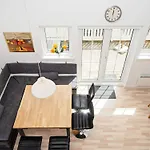 6 Person In Apartment *